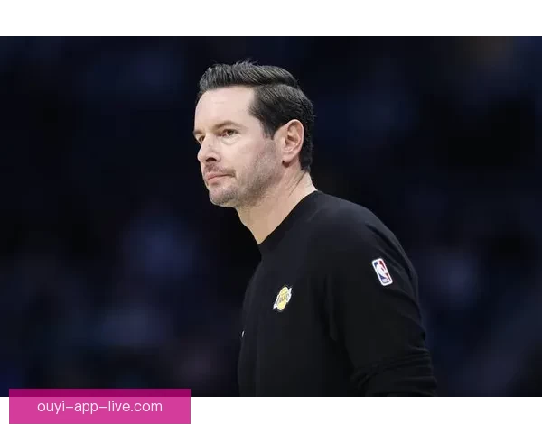 湖人全队互换球衣欢乐训练 东詹带头笑声不断 雷迪克透露卢卡对禁赛感到失望